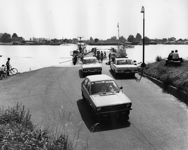 842728 Gezicht op de aanlegplaats, met een veerpont van de veerdienst Eck en Wiel-Amerongen over de Nederrijn, bij de ...